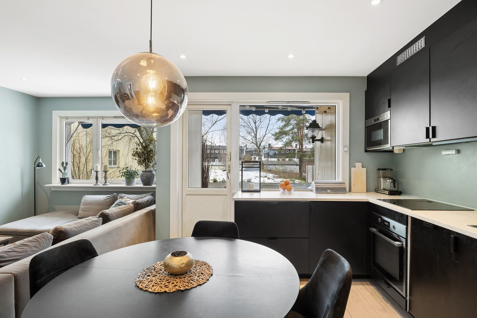 Fra stuen er det direkte utgang til balkongen på ca. 5 m². Galleribilde