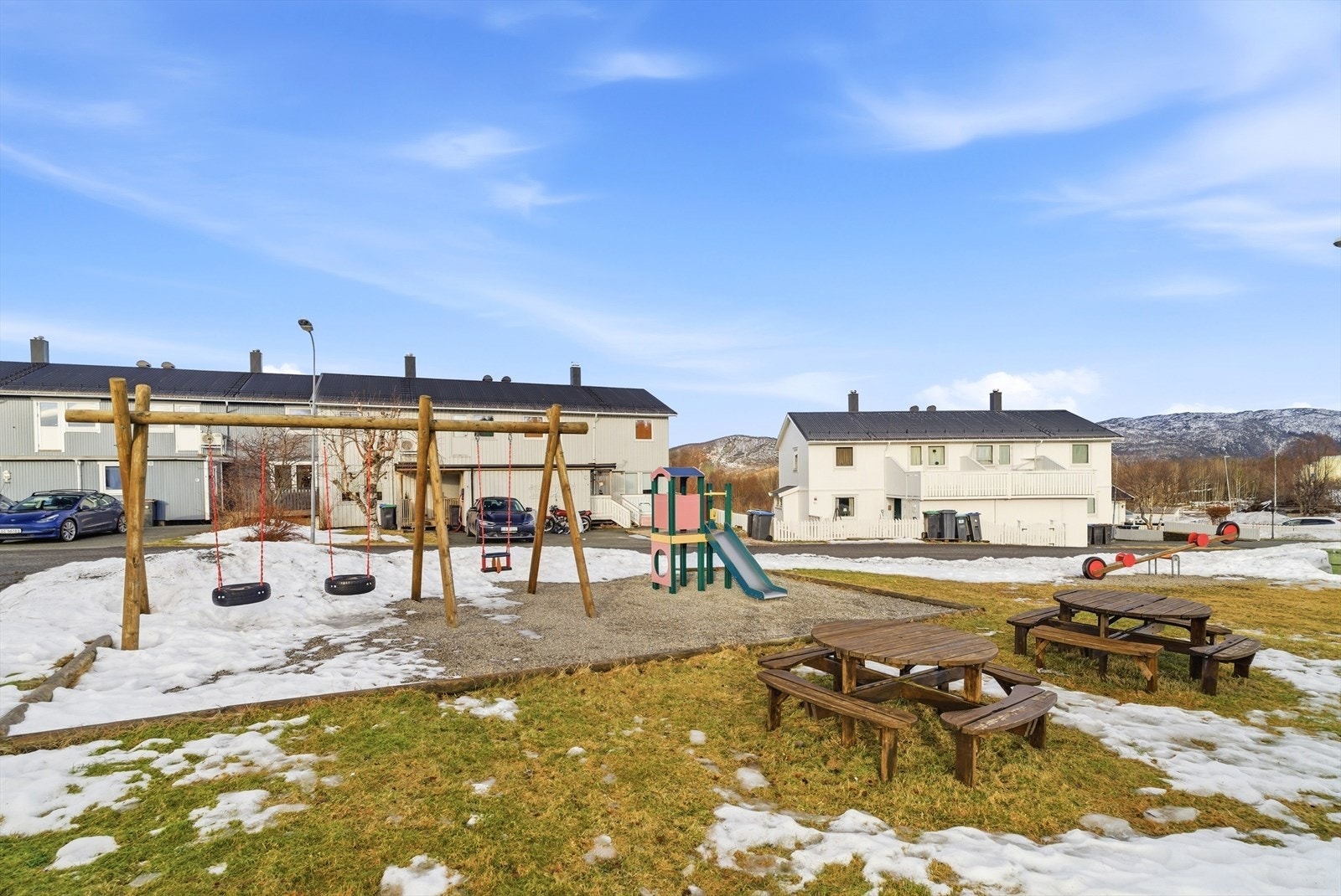 Kort vei til lekeplass og trygge omgivelser for barn. Nærmeste ballplass er kun 4 minutter unna. Galleribilde