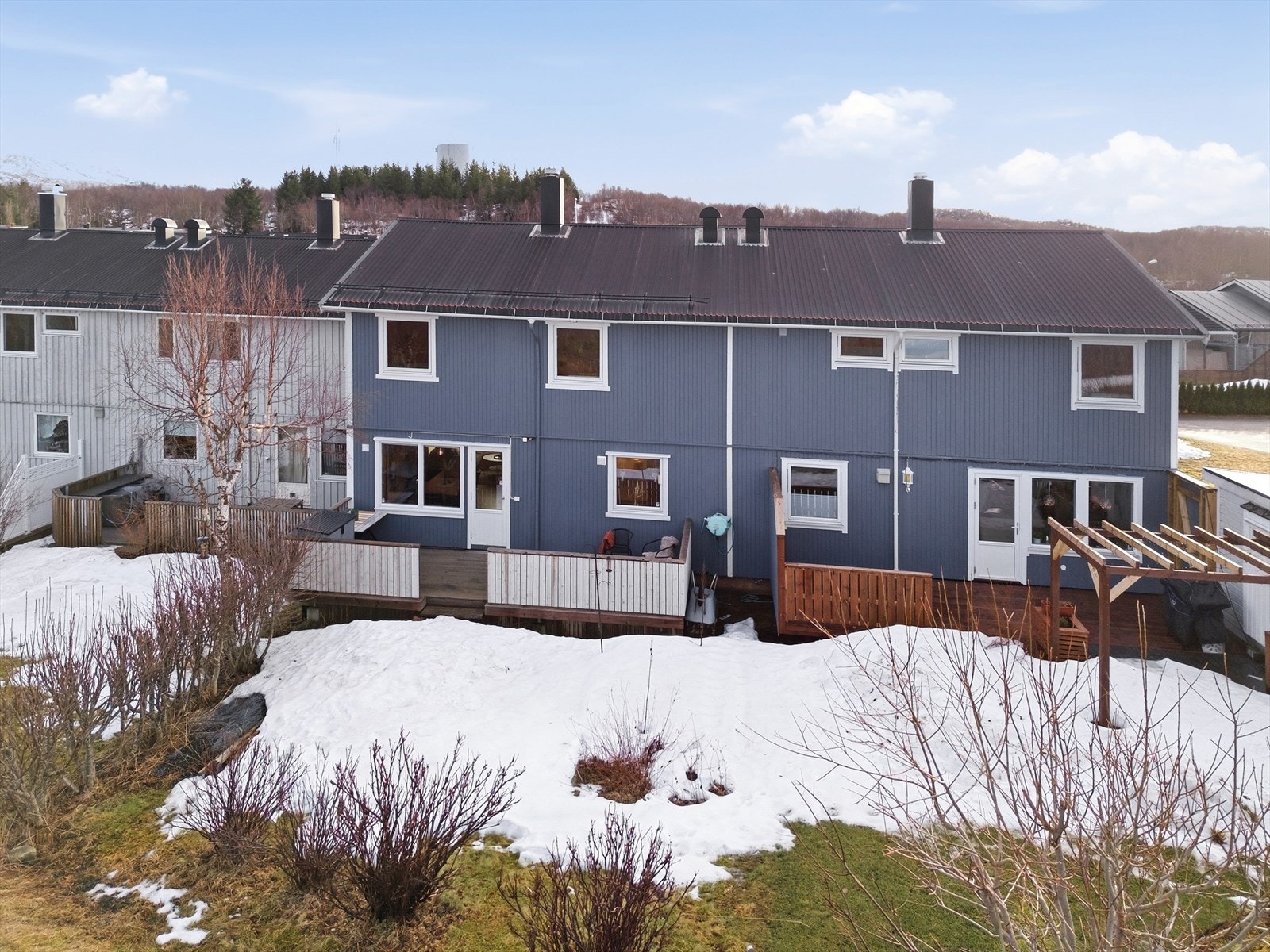 Eiendommen er en vertikaldelt tomannsbolig over to plan, bygget i 1975, og godt vedlikeholdt gjennom årene. Galleribilde