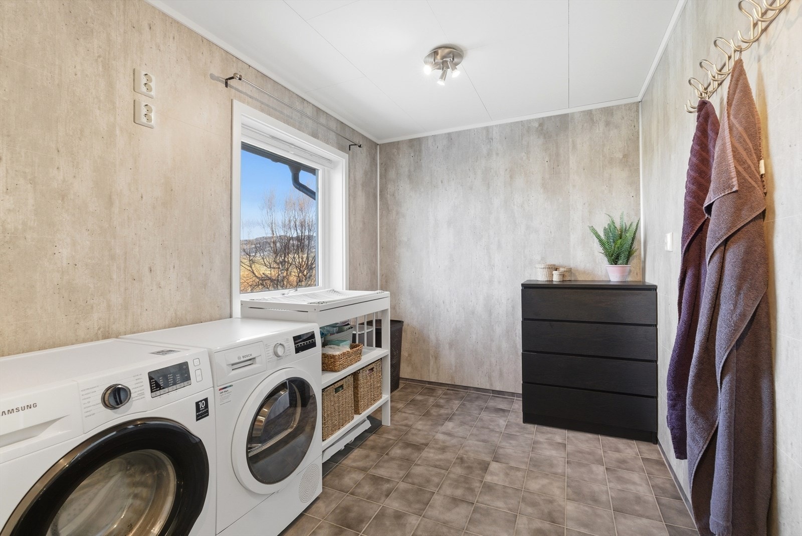 God plass til både vaskemaskin, tørketrommel og stelleplass. Galleribilde