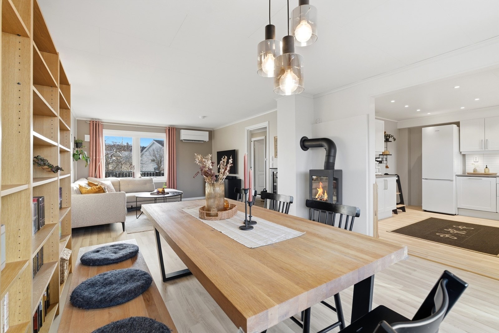 Åpenheten mot kjøkkenet gir en fin flyt mellom rommene. Galleribilde