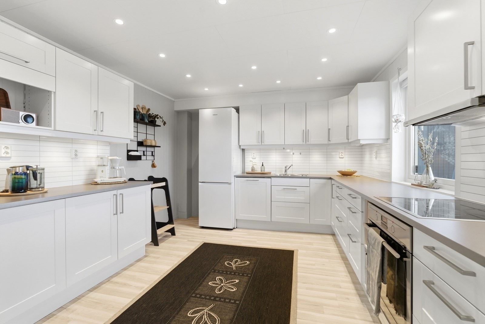 Kjøkkenet ble fornyet i 2015 med en moderne innredning med hvite profilerte fronter. Galleribilde