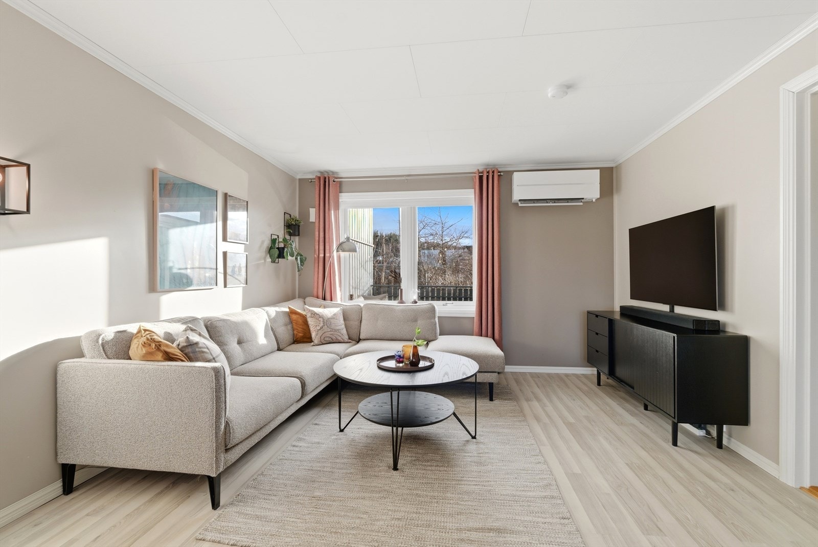 Komforten i stuen sikres med varmefolie i gulvet og en ny Mitsubishi Electric varmepumpe, installert i 2025. Galleribilde