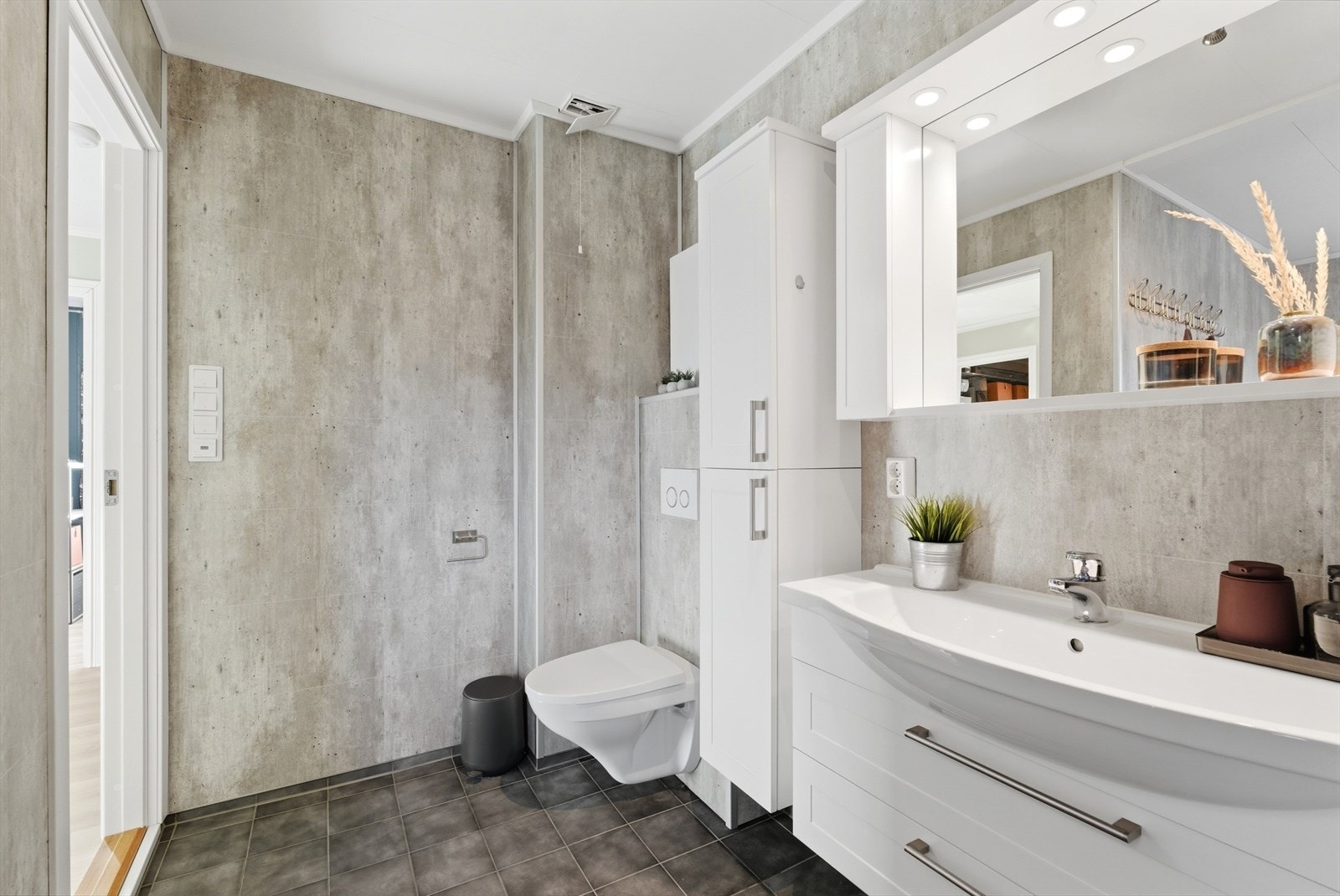 Vegger kledd med baderomsplater gir en vedlikeholdsvennlig overflate. Galleribilde