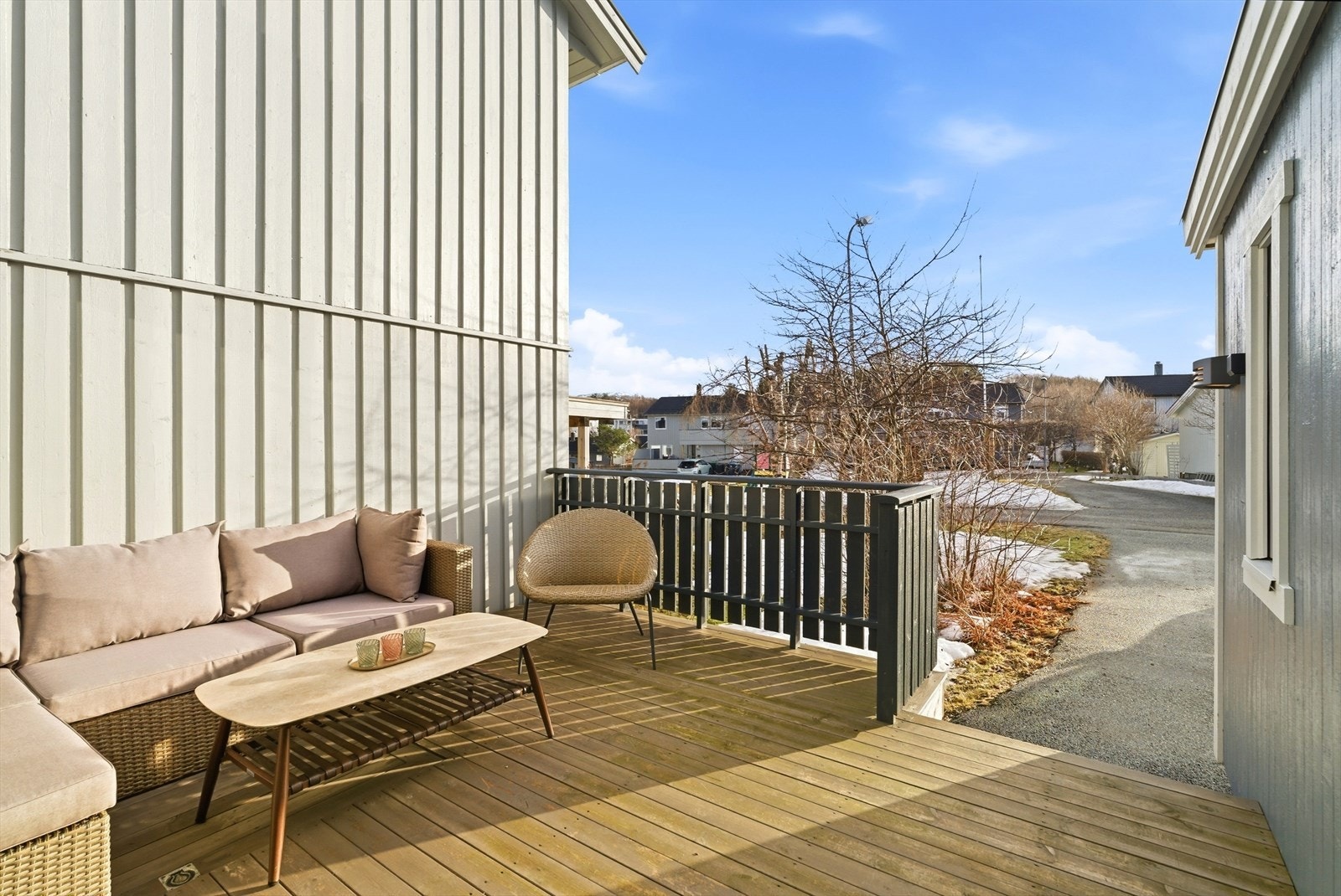 Ved inngangspartiet er det en hyggelig balkong med plass til en sittegruppe. Galleribilde