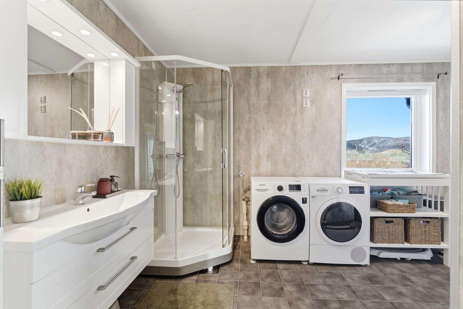 Her er det flislagt gulv med varmekabler, vegghengt toalett og opplegg for vaskemaskin. Galleribilde