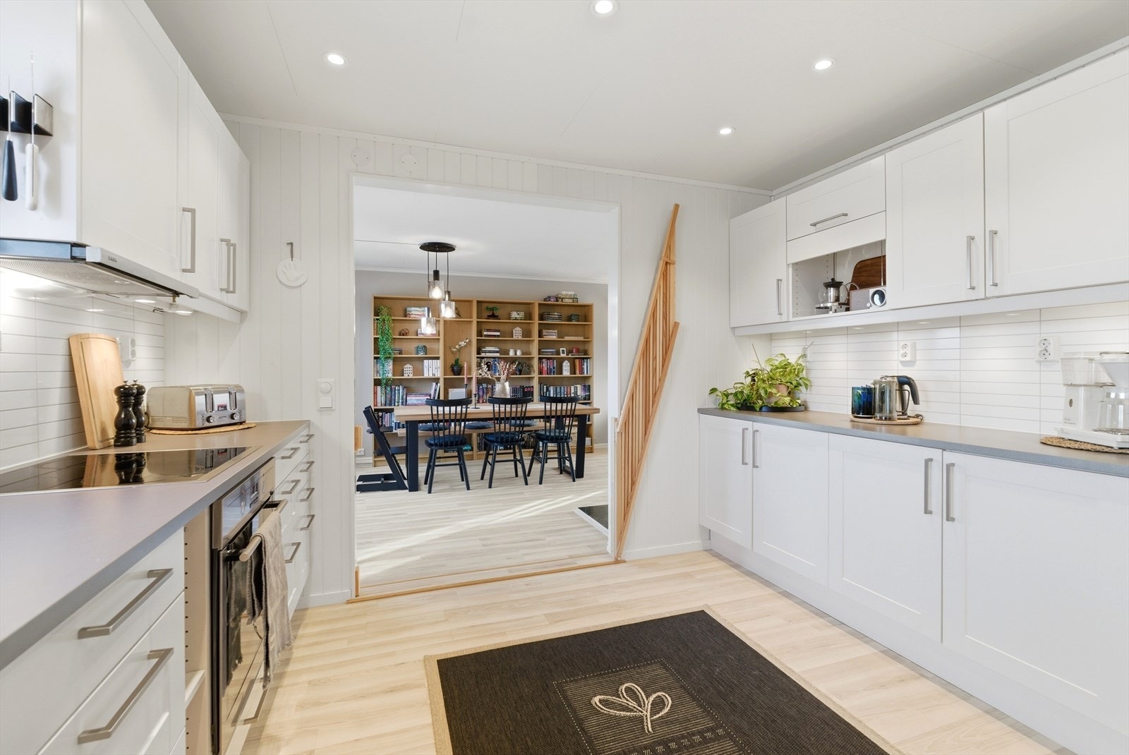 Kjøkkenet har en praktisk plassering i tilknytning til spisestuen. Galleribilde