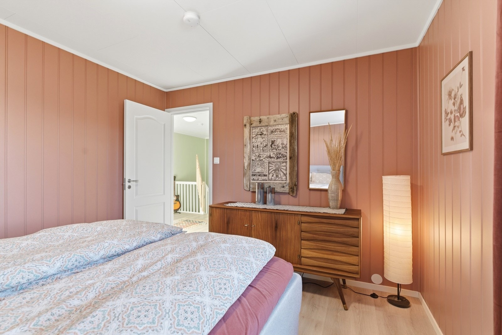 Fra hovedsoverommet er det enkel tilgang til gangen og resten av etasjen. Galleribilde