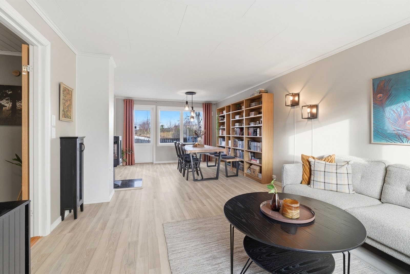 Gjennomgående laminatgulv i hele etasjen skaper en helhetlig følelse. Galleribilde