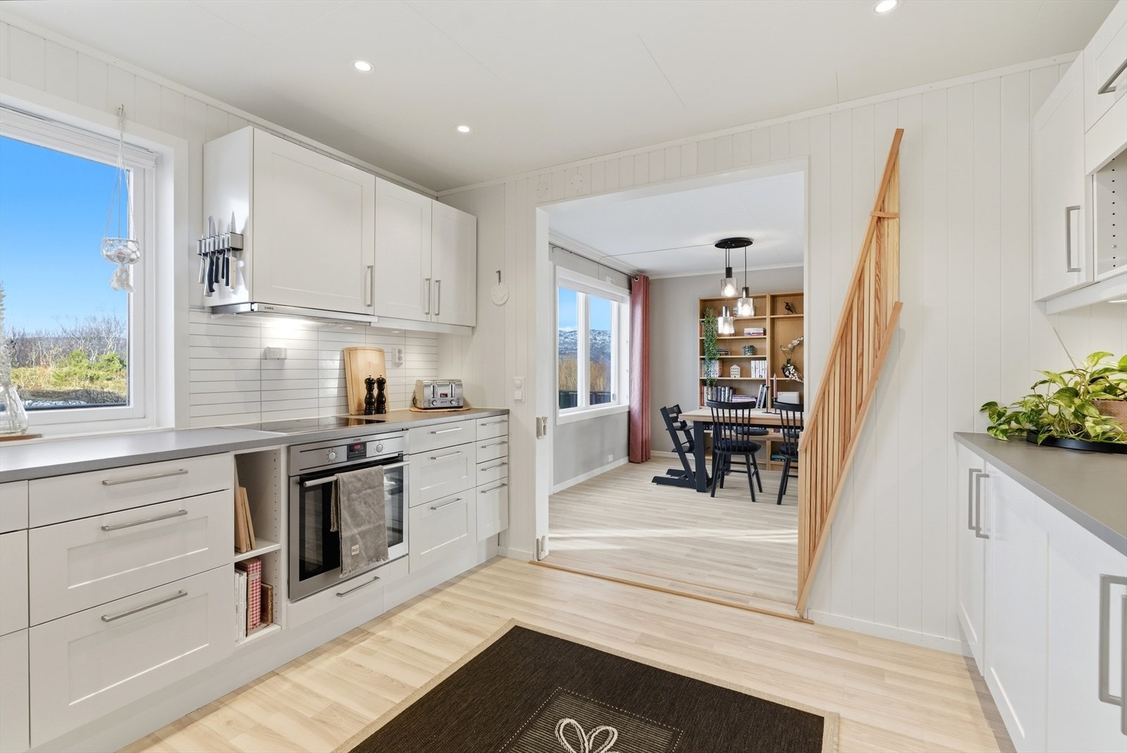 Hele kjøkkenet, inkludert gulv og vegger, ble utbedret etter en vannskade i 2014. Galleribilde