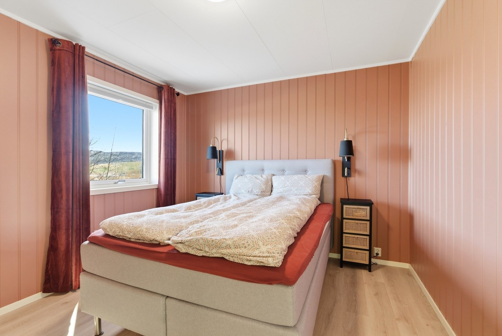 Hovedsoverom med god plass til dobbeltseng og garderobeløsning. Galleribilde