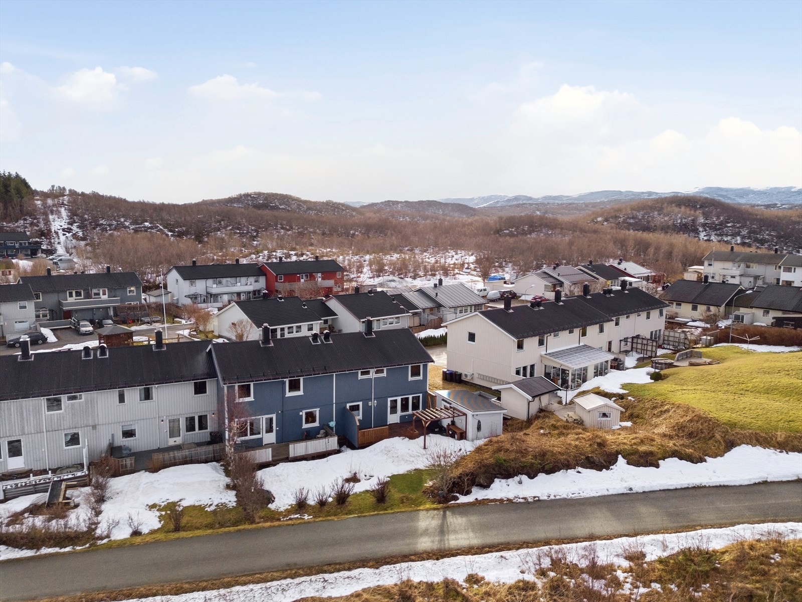 Området består hovedsakelig av eneboliger og rekkehus. Galleribilde
