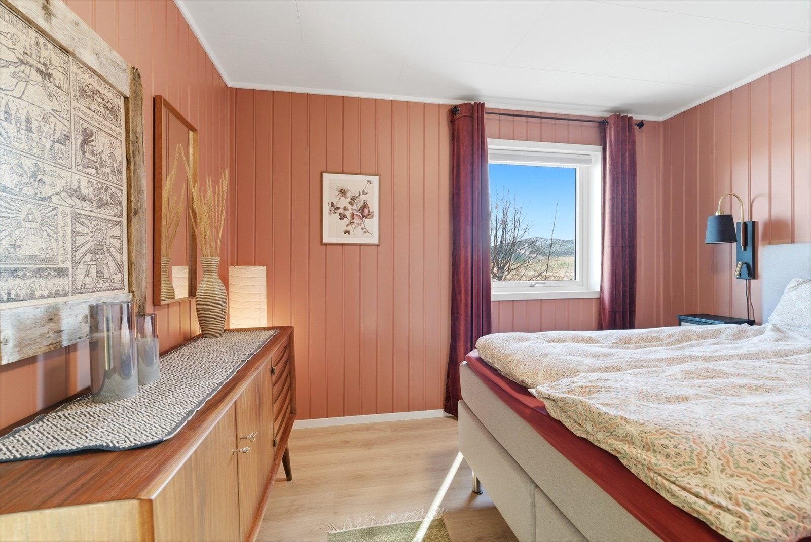 Alle soverommene ble overflateoppgradert i 2022 med nytt laminatgulv og malte vegger. Galleribilde