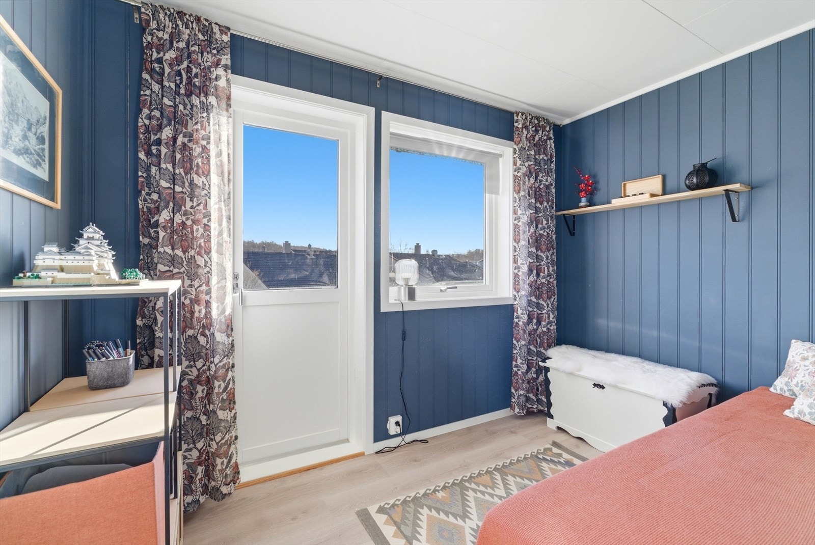 Det tredje soverommet har en dør som leder ut til taket over inngangspartiet. NB! Det er ikke etablert rekkverk, noe som medfører fallfare. Galleribilde