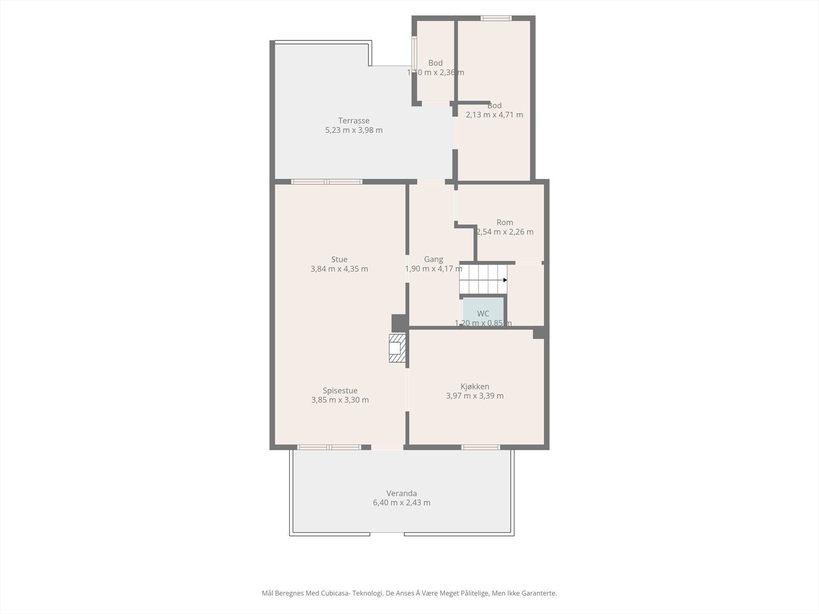 Første etasje har en sosial planløsning med stue, kjøkken, toalettrom og utgang til terrasse. Galleribilde