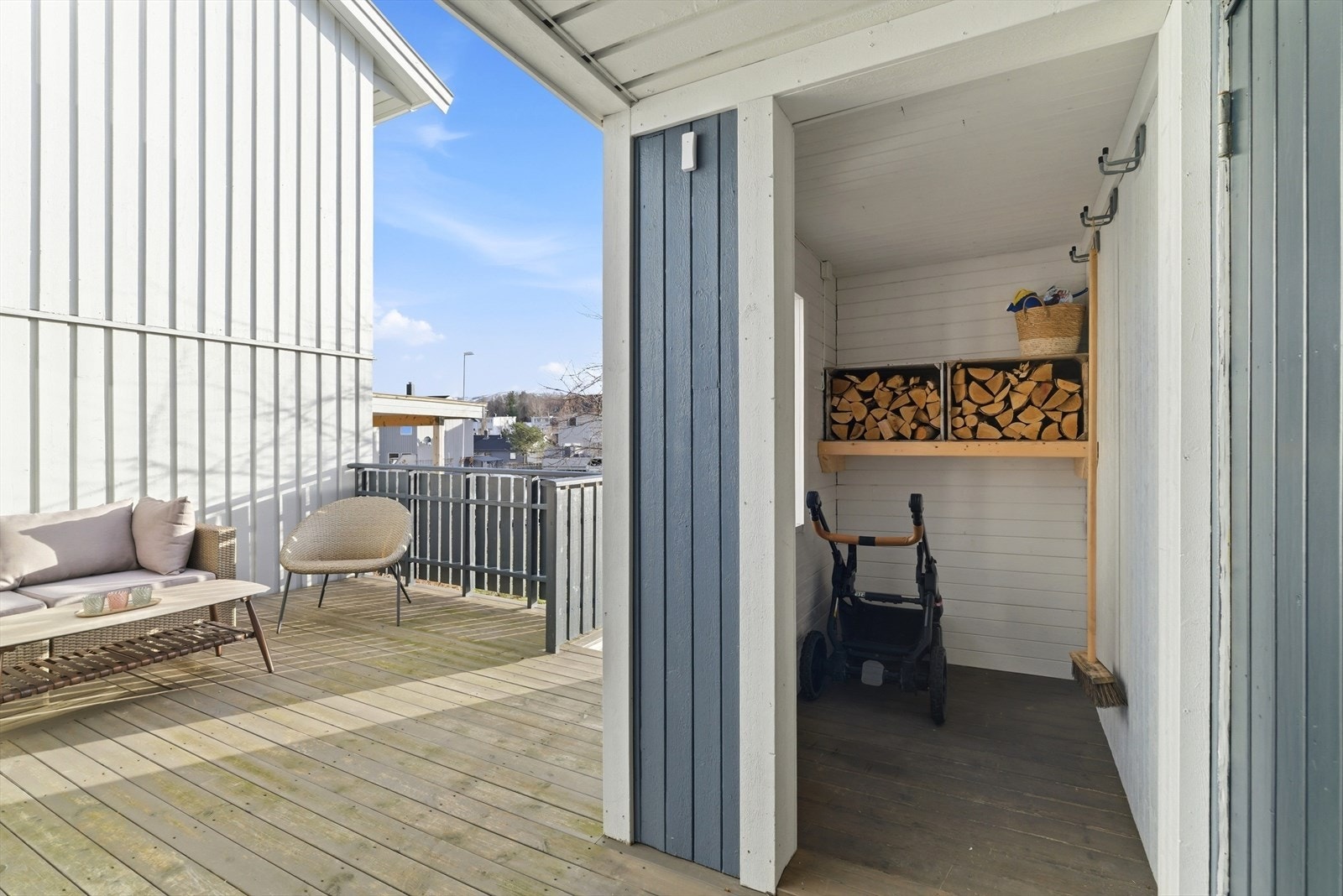 I tilknytning til inngangspartiet er det også en praktisk, utvendig bod på 9 m². Galleribilde