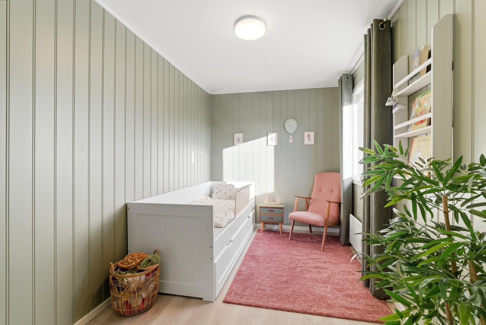 Rommet er lyst og har panelovn for oppvarming. Galleribilde