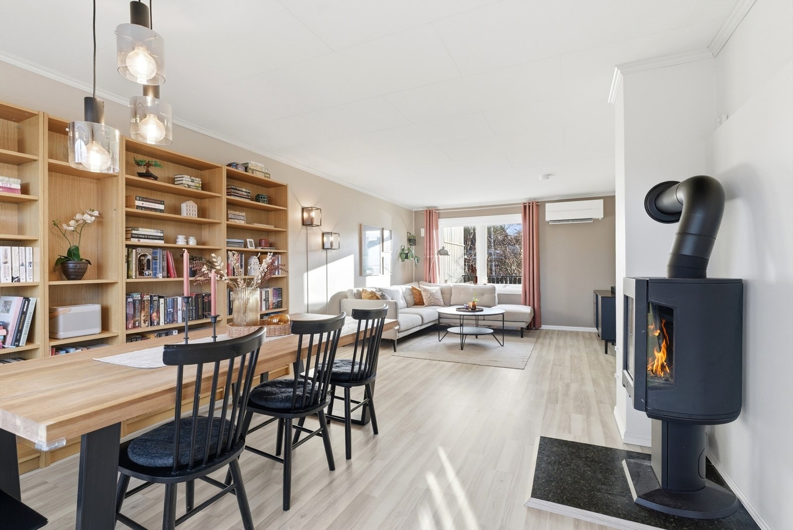 Spisestuen er en naturlig samlingsplass mellom kjøkken og stue. Galleribilde