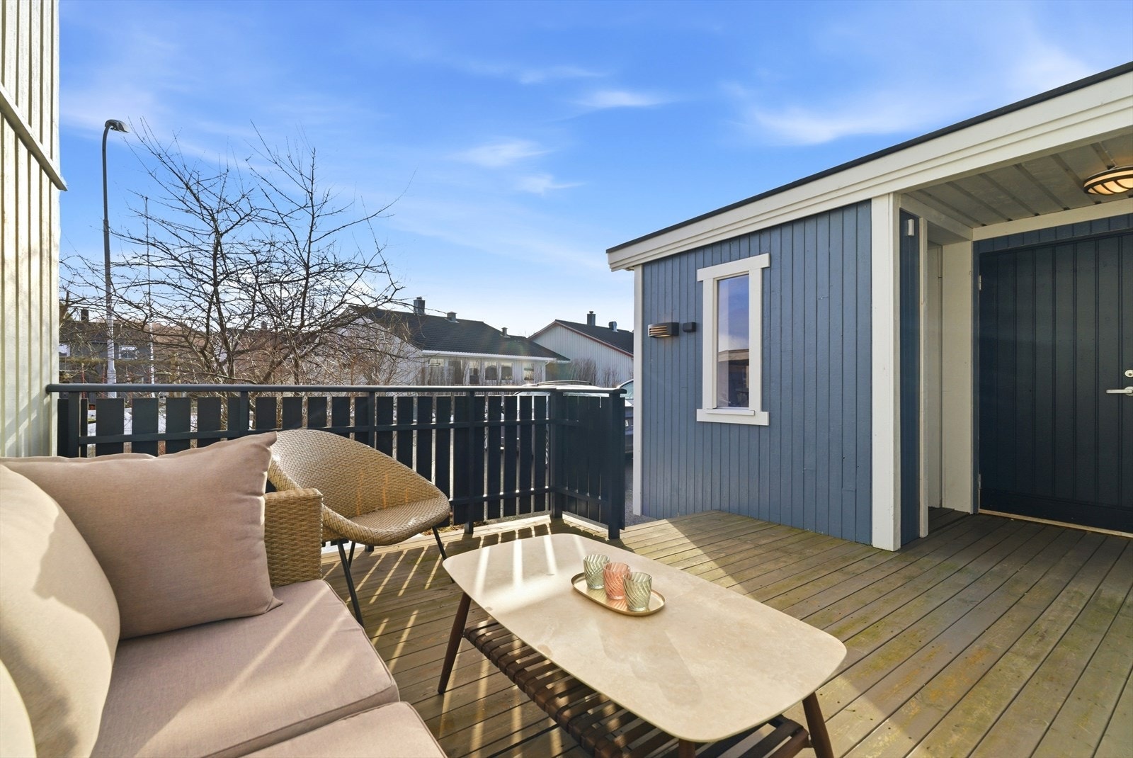 En fin uteplass ved adkomsten til boligen. Galleribilde