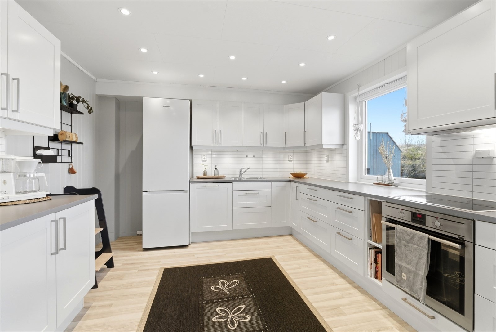 Innredningen har integrert stekeovn, platetopp og oppvaskmaskin. Frittstående kjøl/frys. Kjøkkenventilator med avtrekk ut. Galleribilde