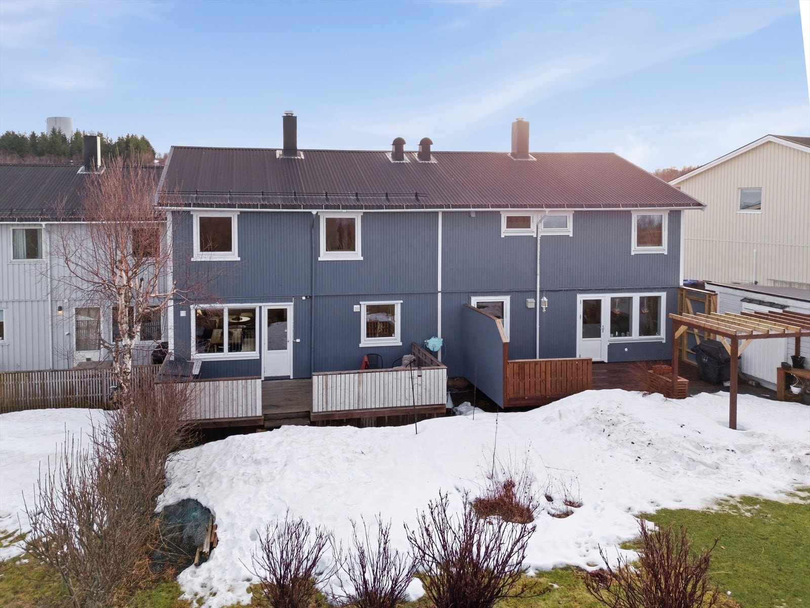 Boligen har et solrikt hageareal, og ligger på ytterste boligrekke i feltet. Galleribilde