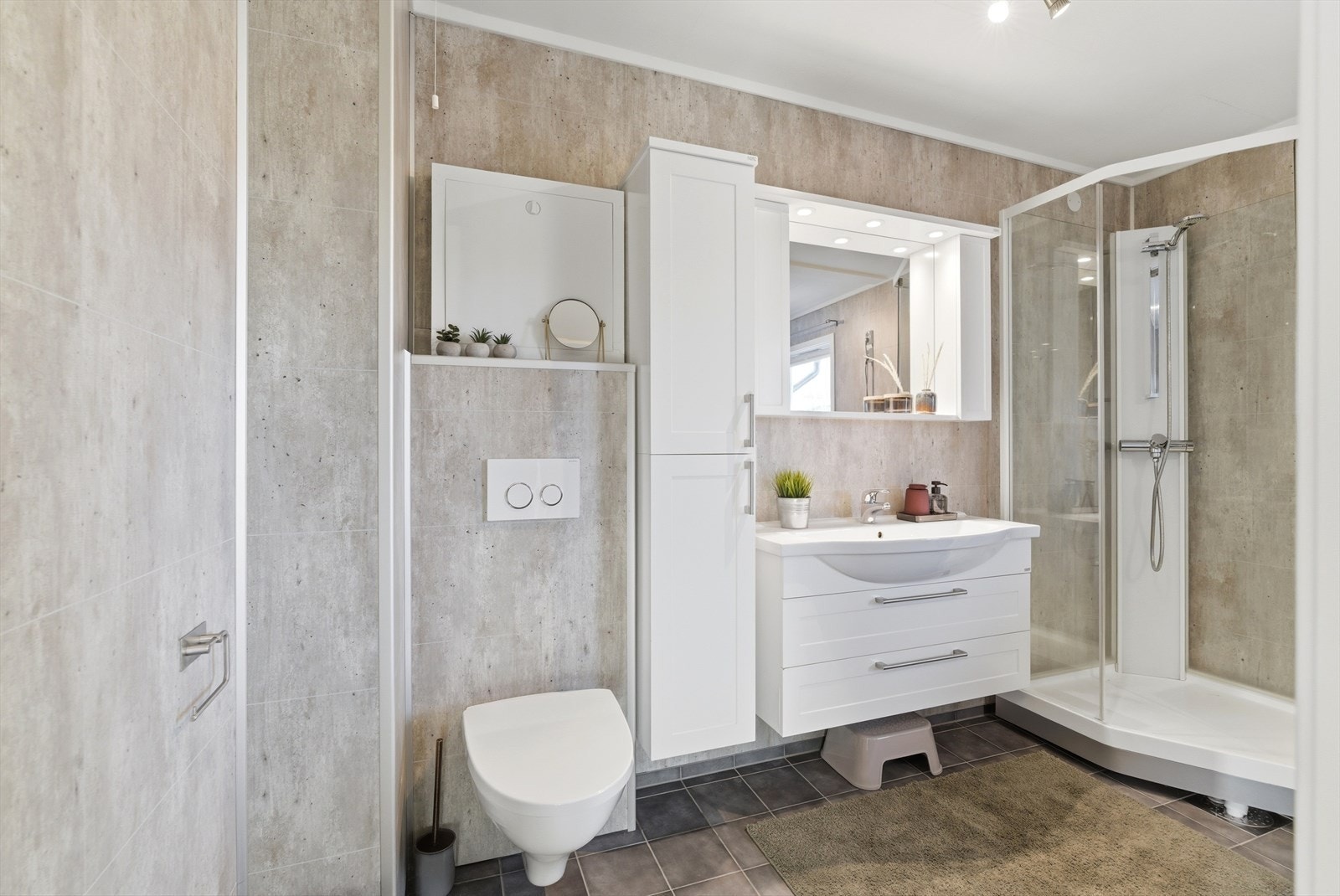 Badet ble totalrenovert i 2015 og utvidet ved å integrere en tidligere bod. NB! Ikke omsøkt. Galleribilde