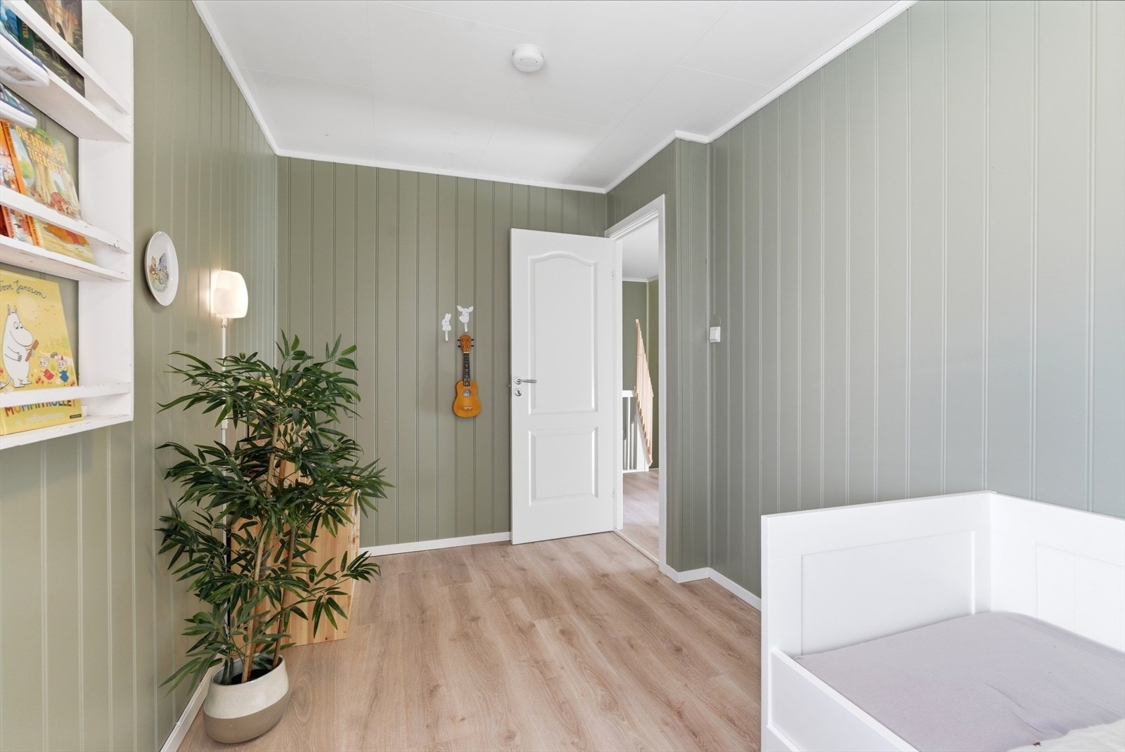 Også her er det laminatgulv fra 2022 og nymalte overflater. Galleribilde