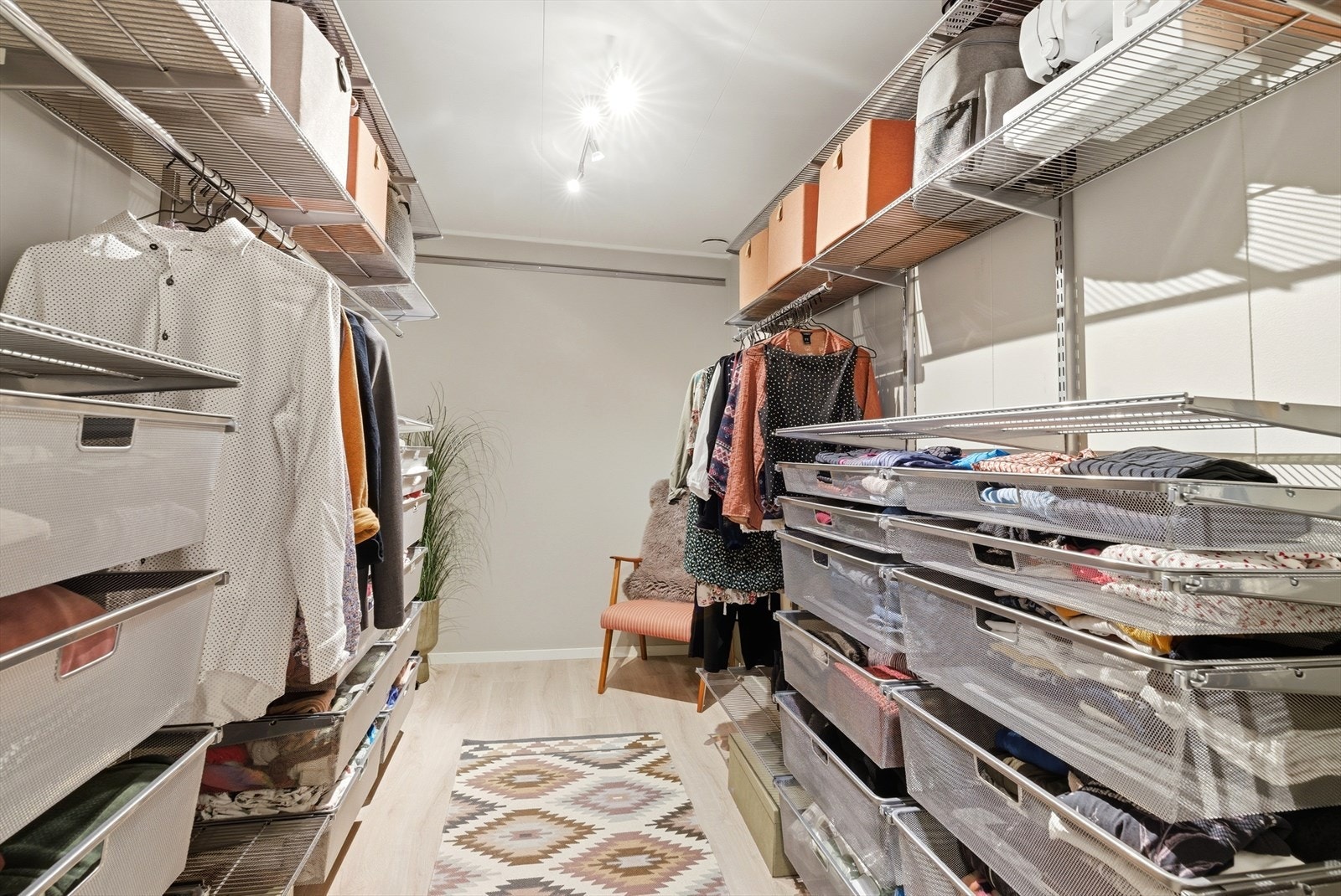 Et eget rom er innredet som en praktisk walk-in-garderobe med fleksibelt hyllesystem. Galleribilde