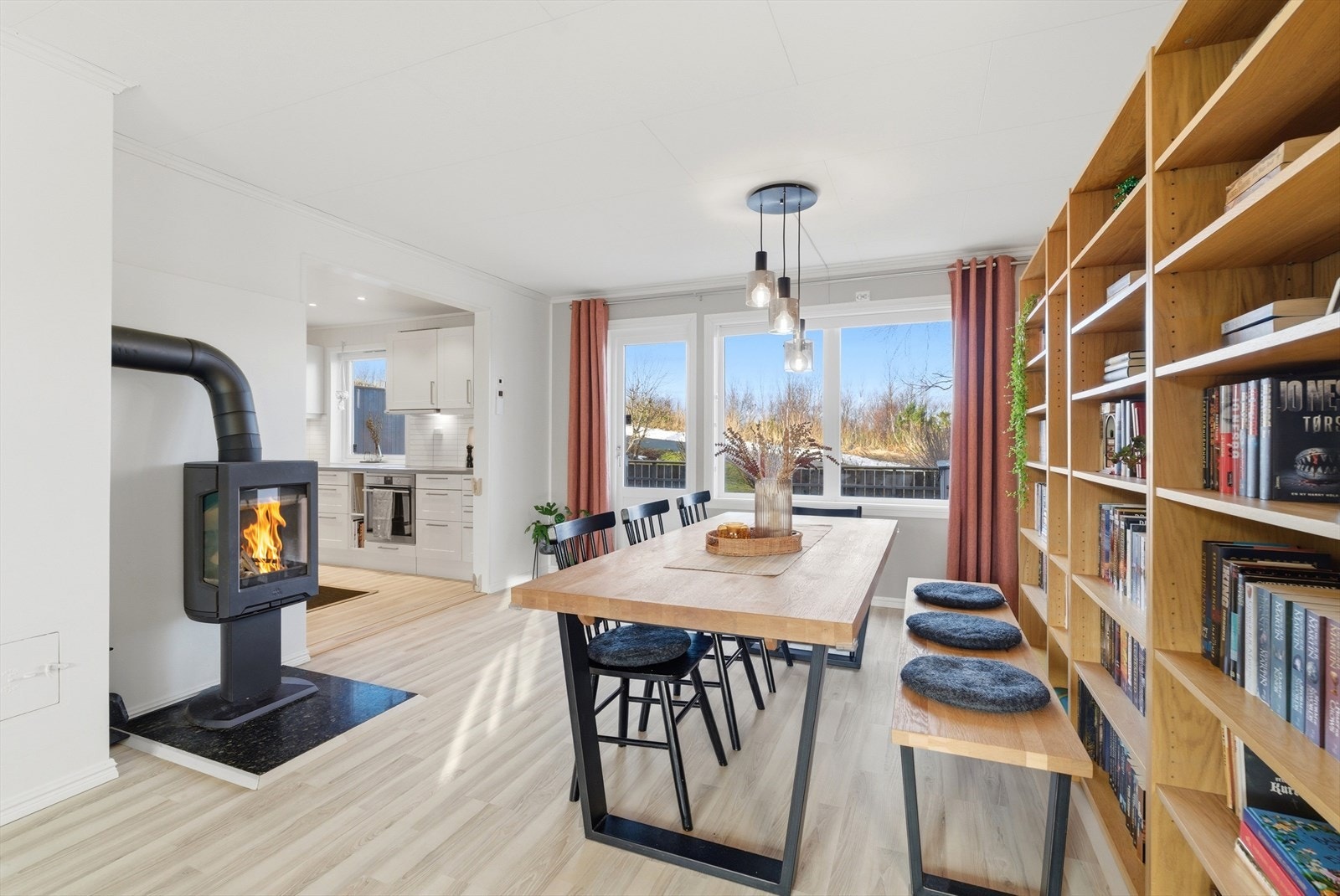 Et nytt ildsted ble montert i 2020 og gir en lun atmosfære på kalde dager. Galleribilde