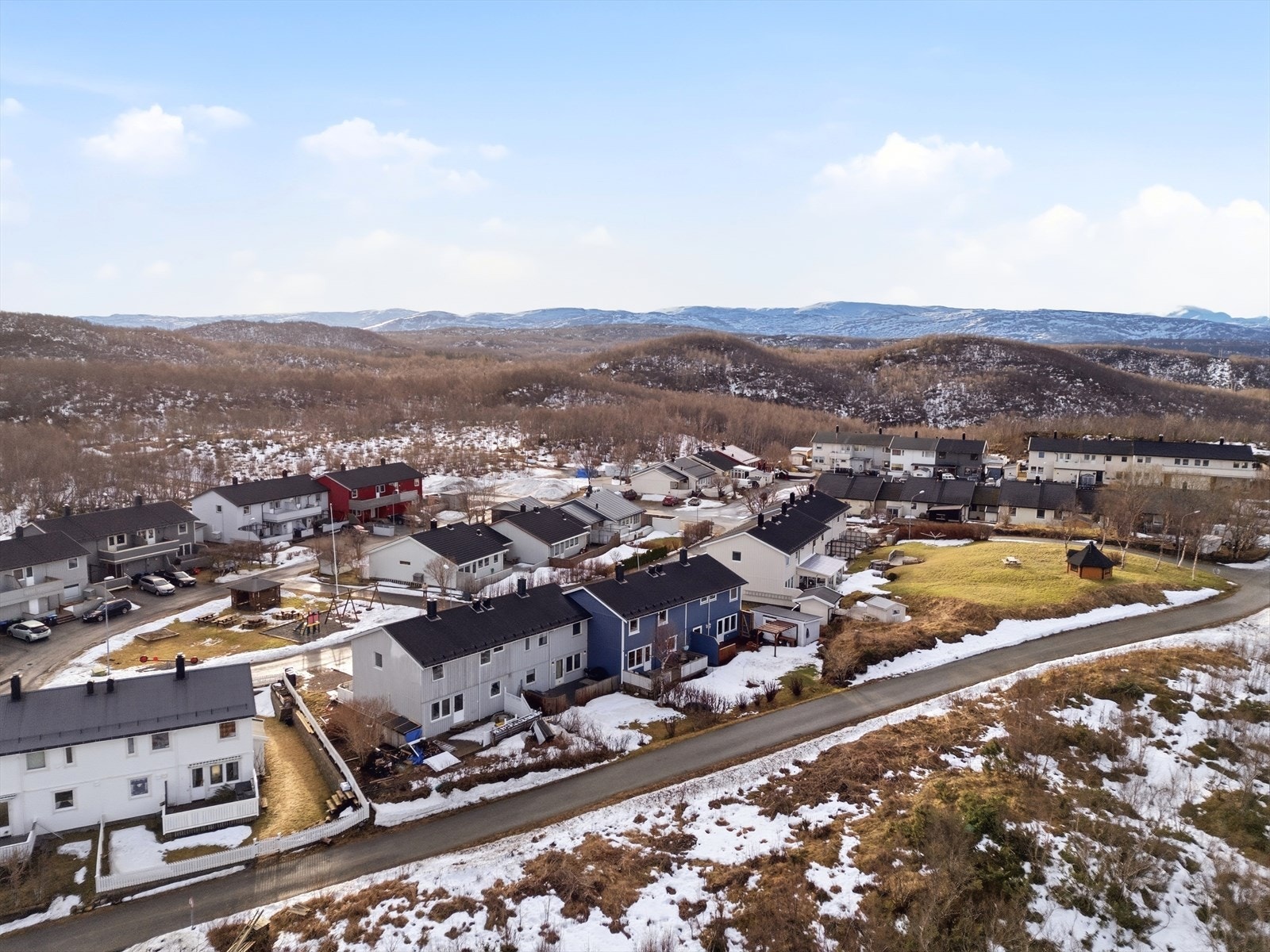 Eiendommen ligger i et etablert og barnevennlig boligområde på Tverlandet. Galleribilde