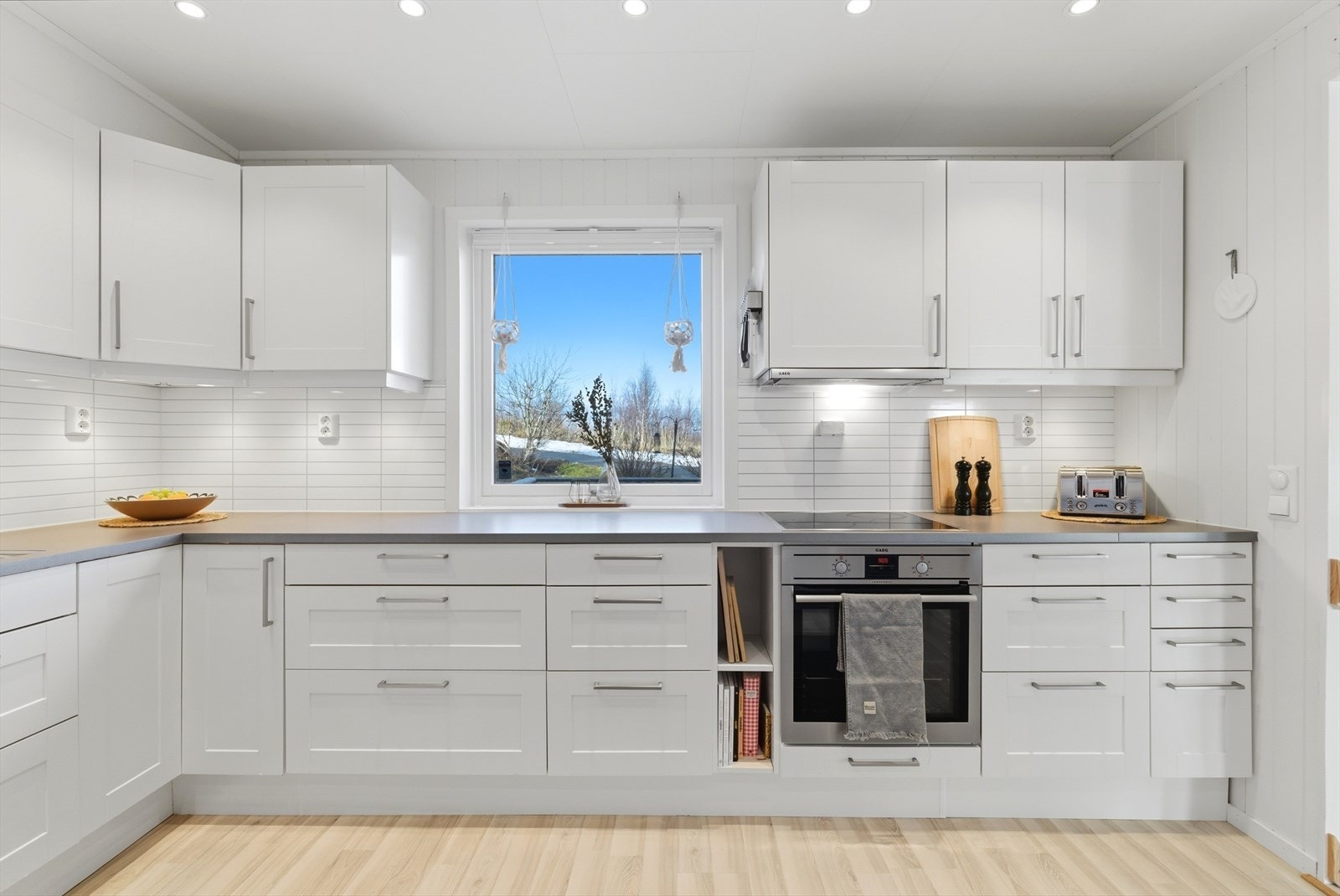 Godt med benke- og skapplass. Benkeplaten har nedfelt servant med Waterguard. Galleribilde