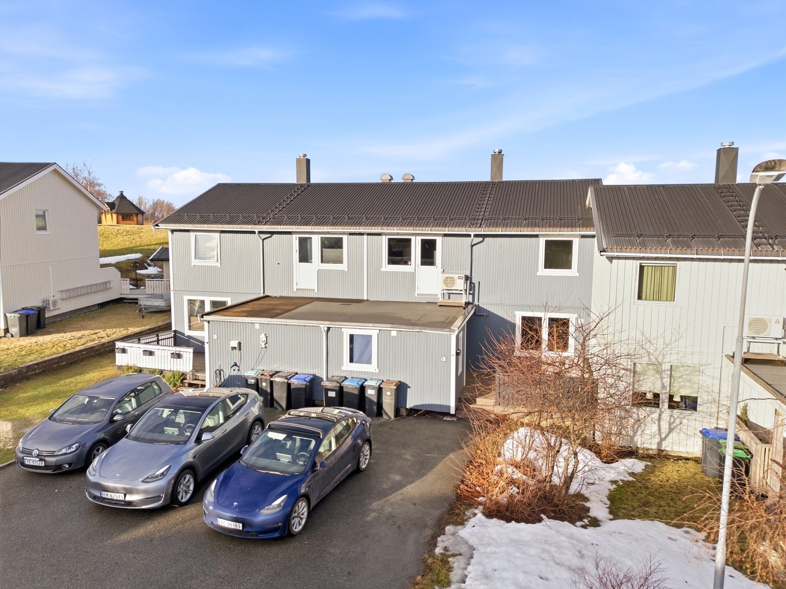 Asfaltert adkomst og parkering på egen tomt. Yttervegger ble etterisolert og kledning skiftet i 2001. Galleribilde