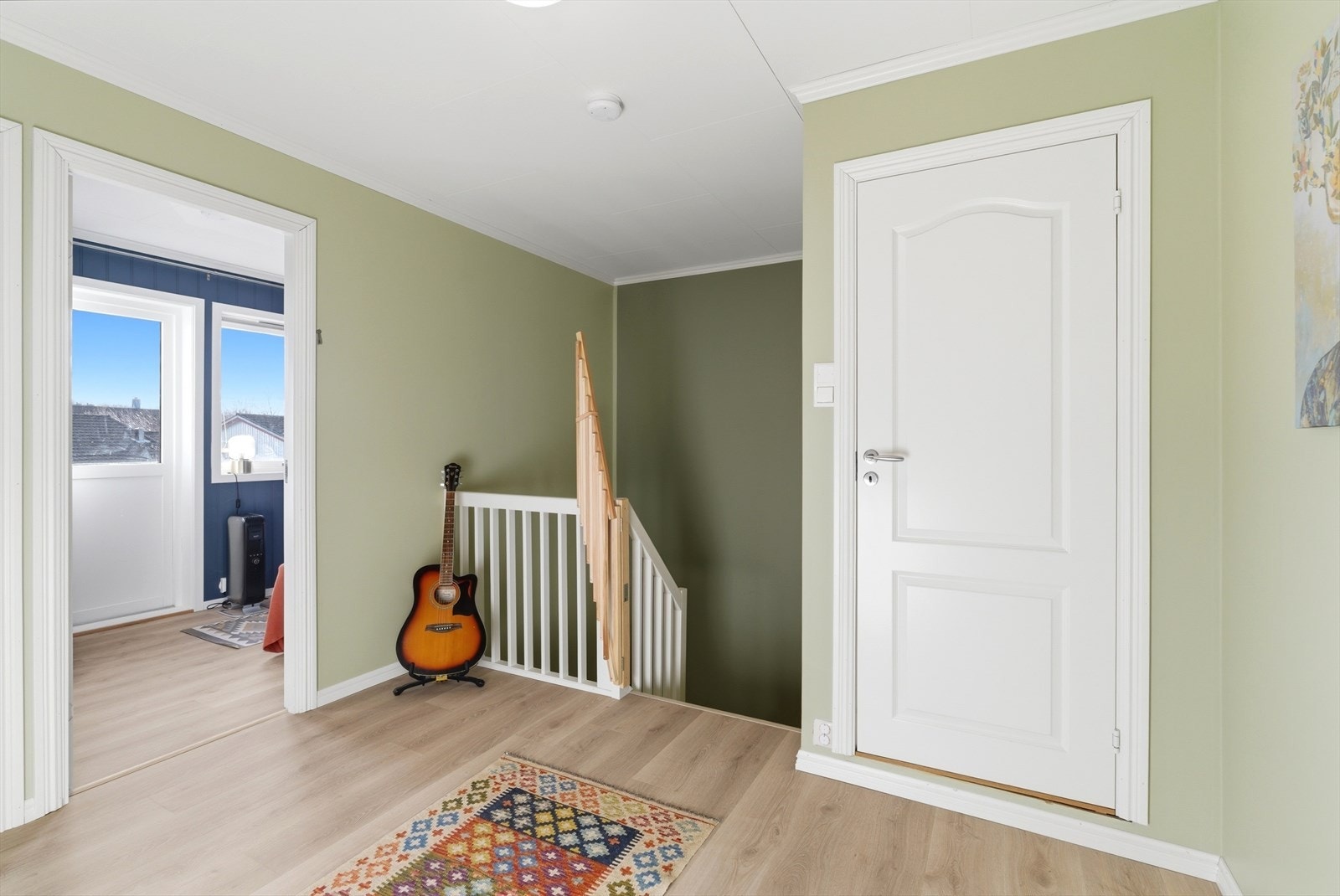 Gang i andre etasje som binder sammen soverommene og badet. Rekkverket ved trappen ble etablert i 2022. Galleribilde