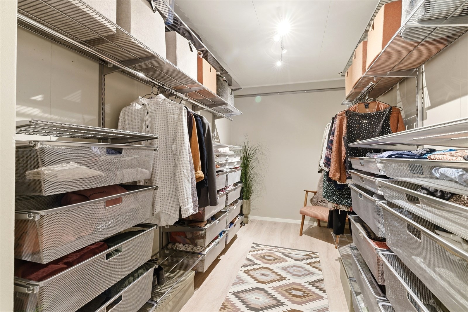 Et eget rom er innredet som en praktisk walk-in-garderobe med fleksibelt hyllesystem. Galleribilde