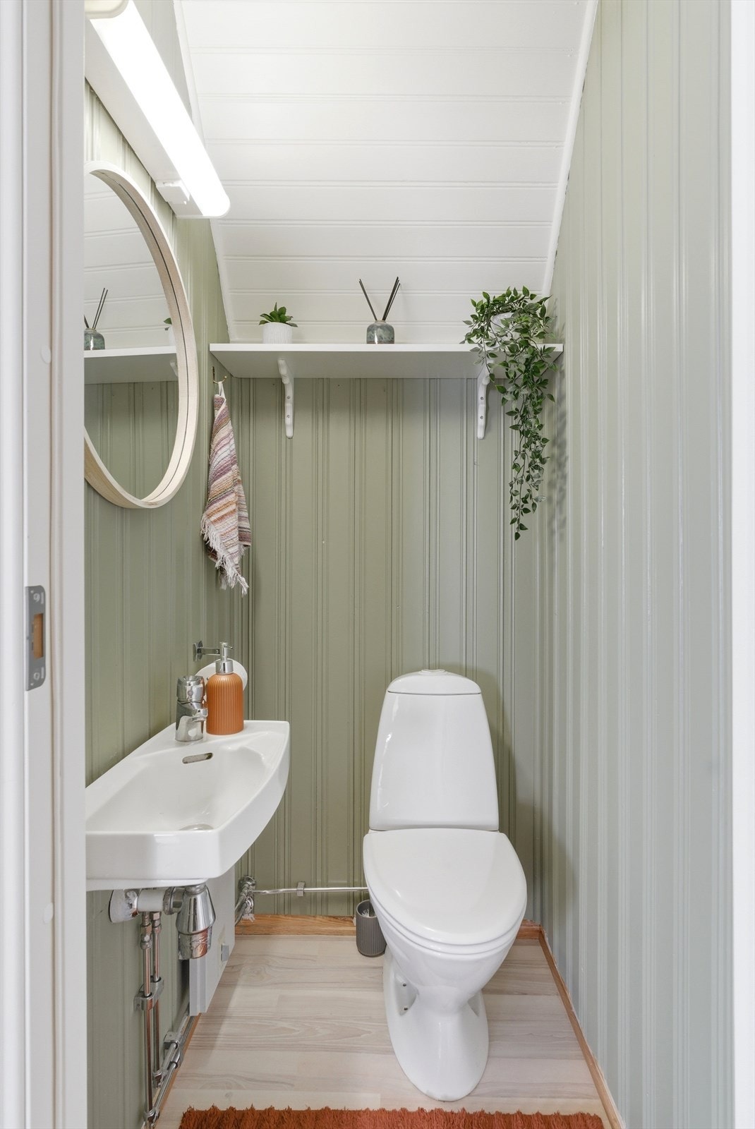 Praktisk toalettrom i første etasje, plassert under trappen. Galleribilde