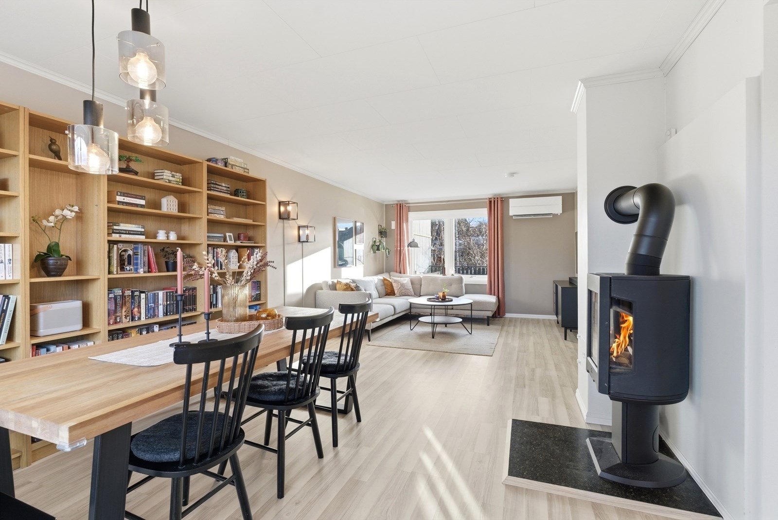 De store vindusflatene gir godt med naturlig lys. Galleribilde