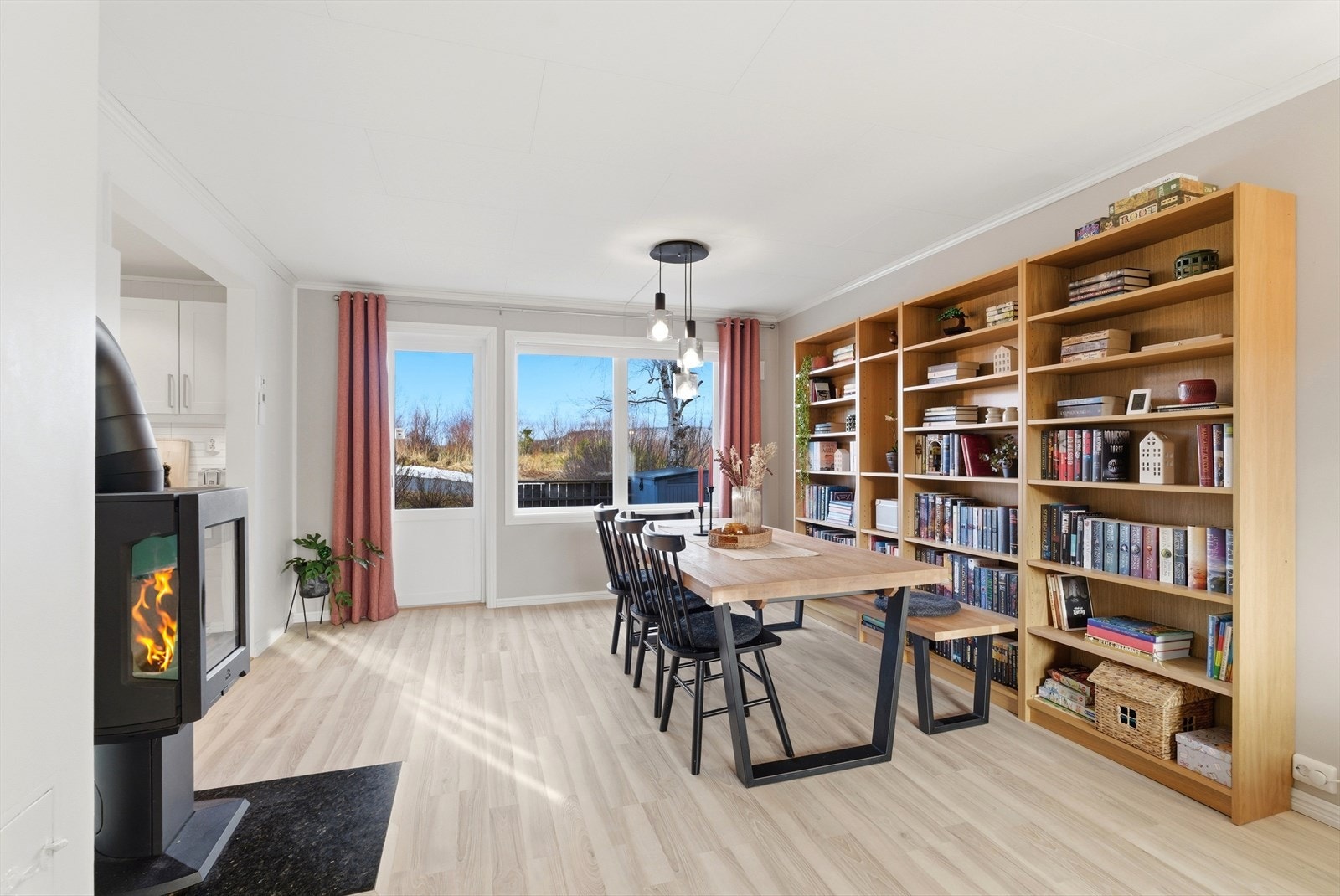 Fra spisestuen er det direkte utgang til en av boligens terrasser. Galleribilde