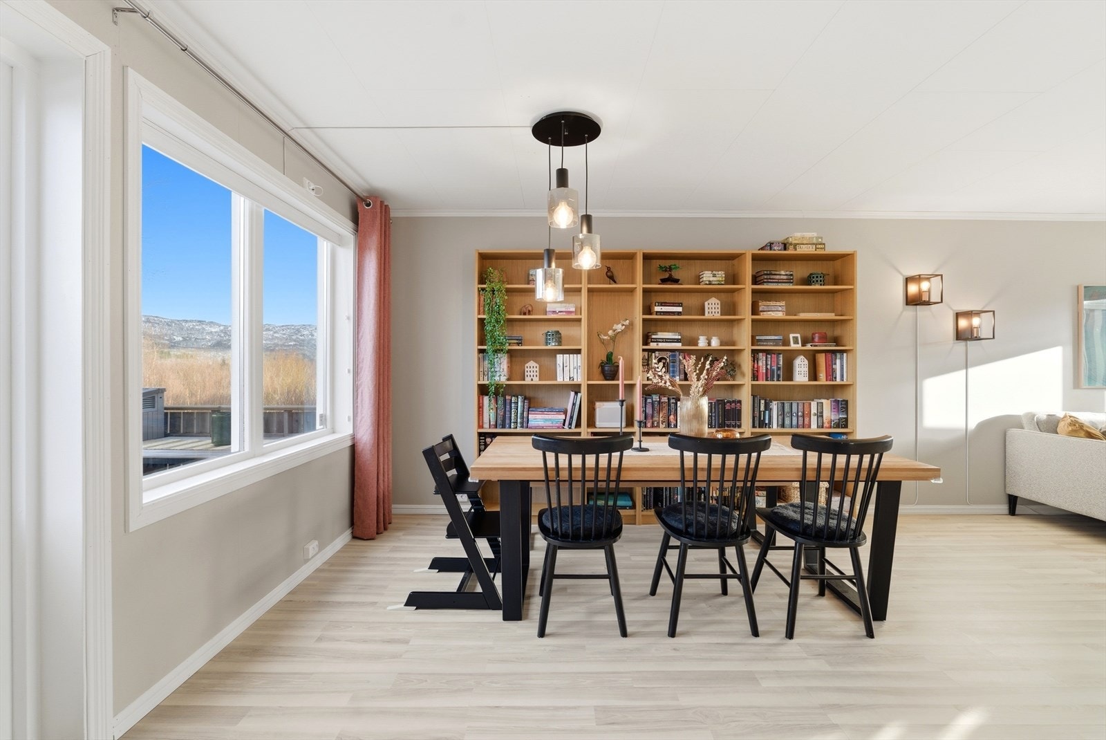 God plass til et stort spisebord for hyggelige sammenkomster. Galleribilde