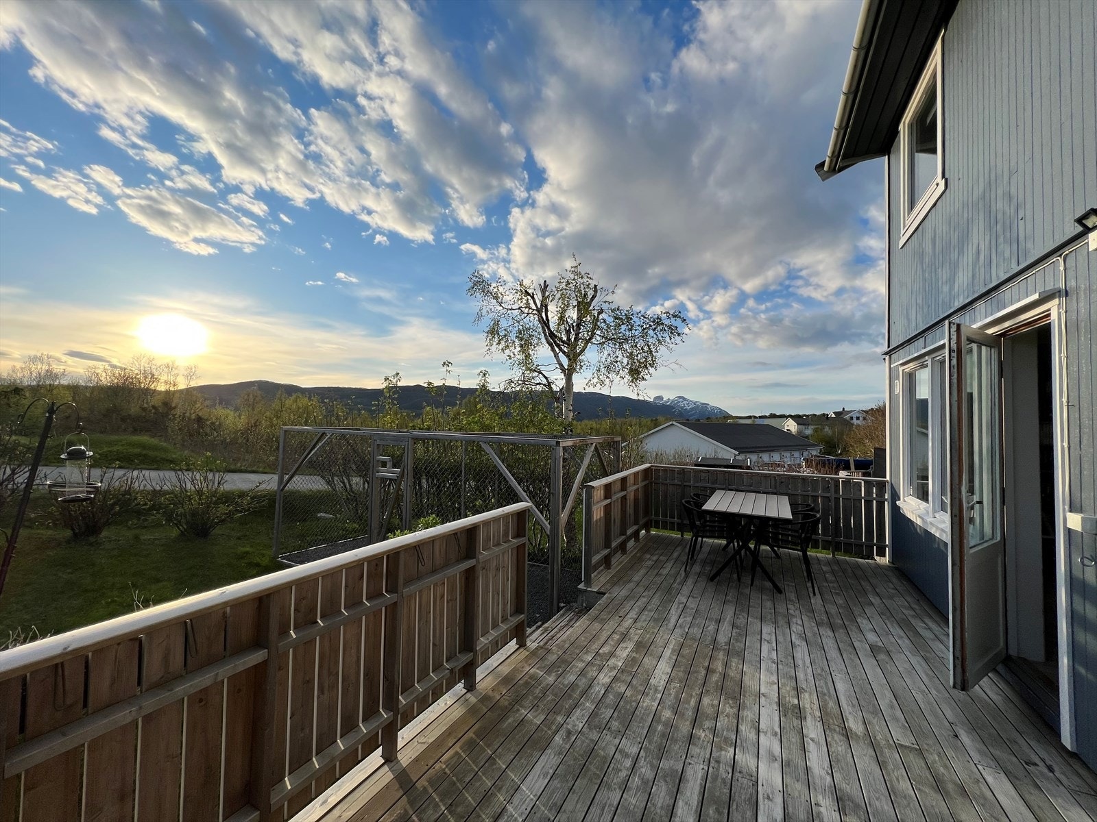 Eiendommen har solrike uteområder. Selgers eget foto. Galleribilde