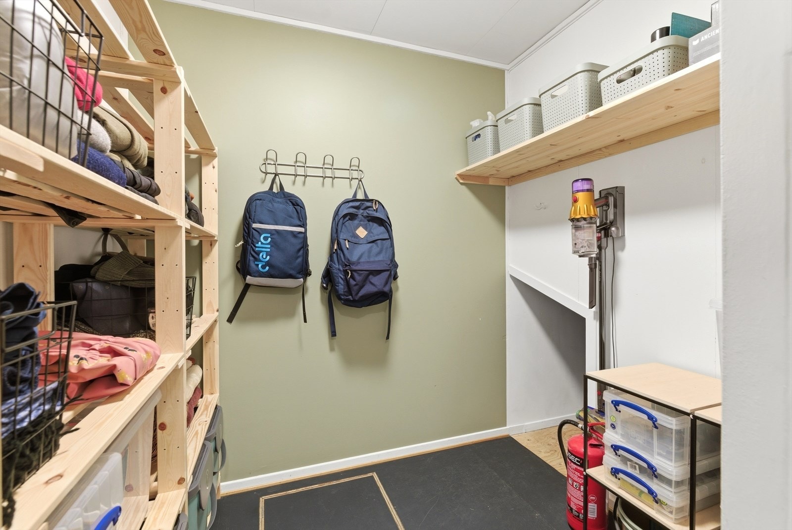 Innvendig bod i første etasje gir gode lagringsmuligheter. Galleribilde