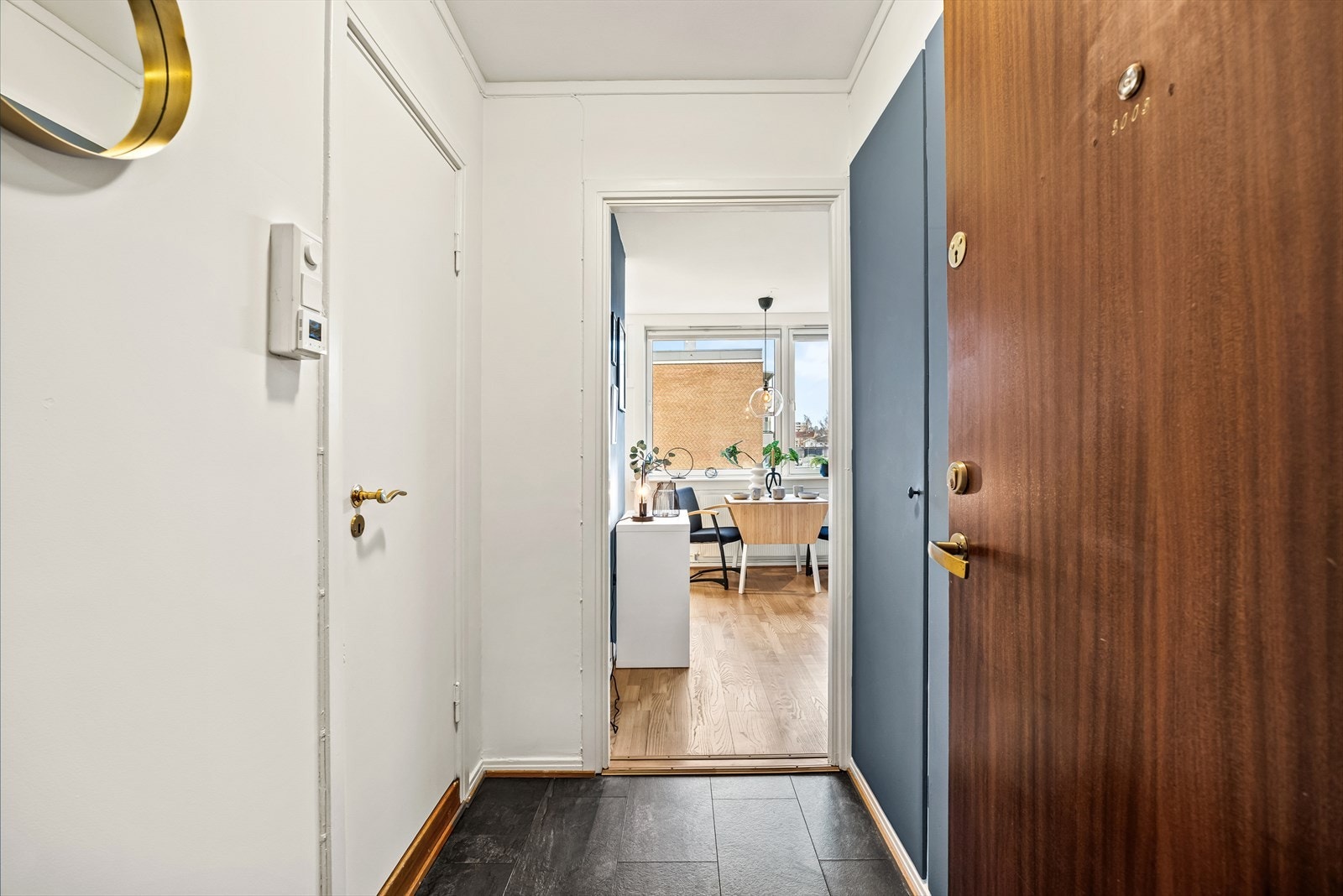 Leiligheten disponerer en bod ved inngangspartiet på 4 m² og ett skap på 1 m² i kjeller. Galleribilde