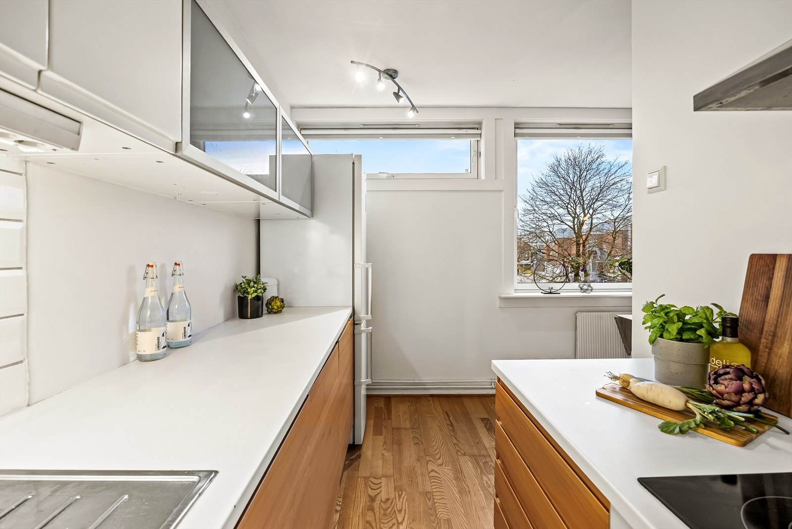 Kjøkkeninnredningen har glatte fronter og benkeplate i laminat. Galleribilde