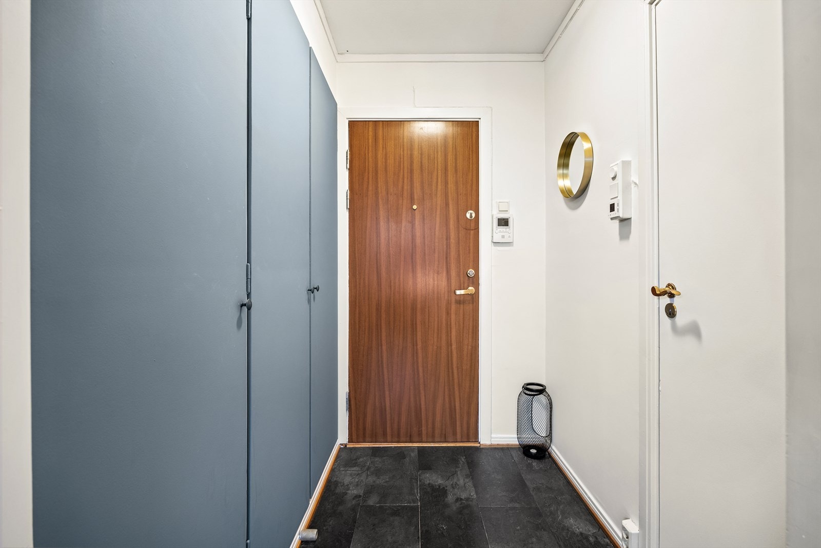 Du kommer hjem til en romslig entré med callinganlegg med video (nytt i 2021) og god plass til å henge fra deg yttertøy og sette fra deg sko. Galleribilde