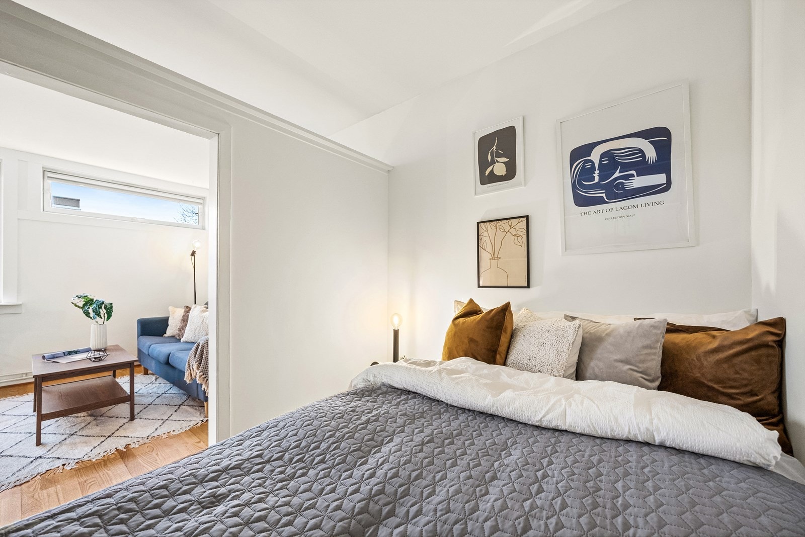 Fra åpningen oppe i veggen får du lys inn, og enkel oppbevaring langs vegg. Galleribilde