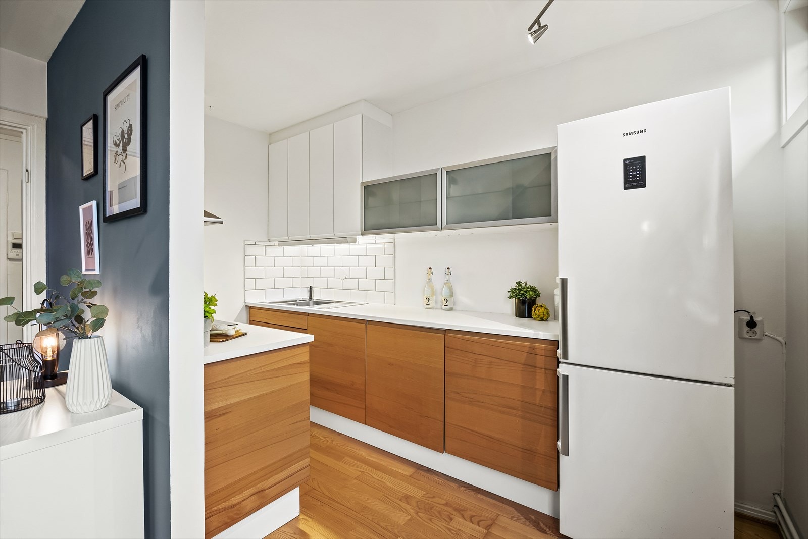 Det lyse kjøkkenet er i en delvis sosial åpen løsning mot stuen, og har god skap- og benkeplass. Galleribilde