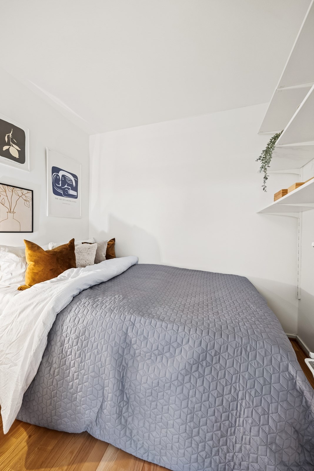 Sovealkoven var tidligere en del av stuen, og gir deg et lunt sted for en seng med tilhørende møblement. Galleribilde