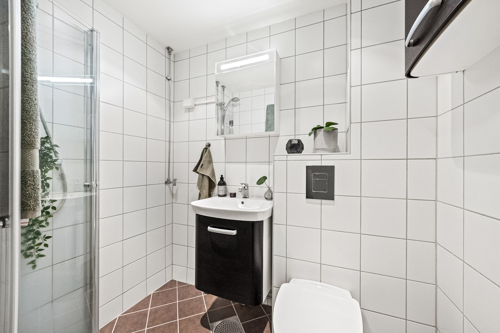 Badet ble pusset opp i 2009 i regi av borettslaget. Plass til toppmatet vaskemaskin, samt tilgang til et stort fellesvaskeri i bygget. Galleribilde