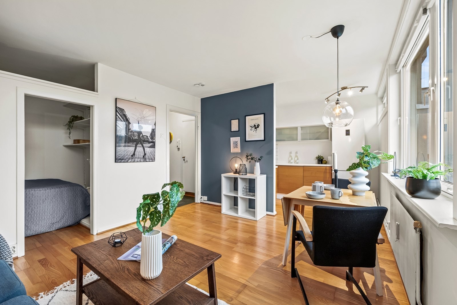 Stuen er i delvis åpen løsning mot kjøkkenet, samtidig som de to rommene føles separate. Galleribilde