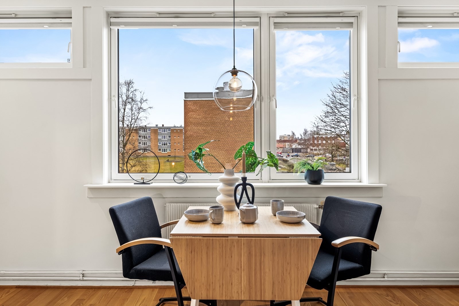 De store vinduene slipper inn rikelig med lys, og de lille vinduene er smart plassert slik at man får utnyttet rommets fulle potensiale. Galleribilde