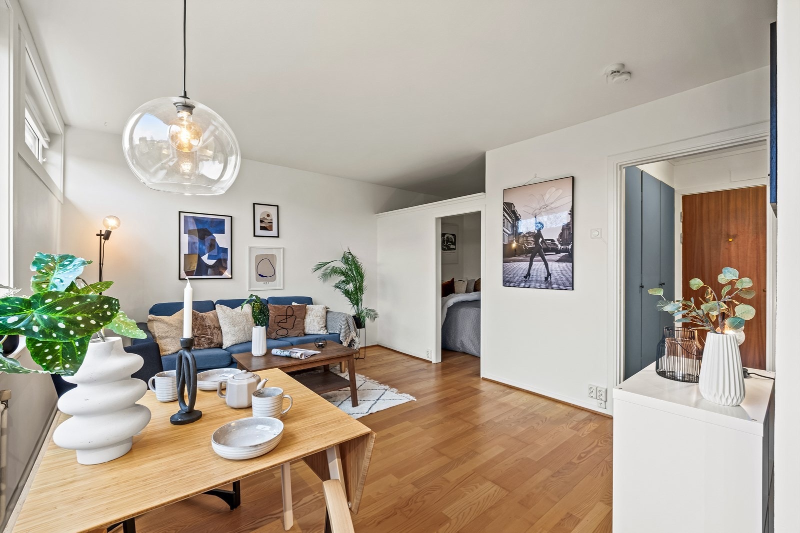 Det er god plass til både en koselig sofakrok med tilhørende møblement og praktisk spiseplass. Galleribilde